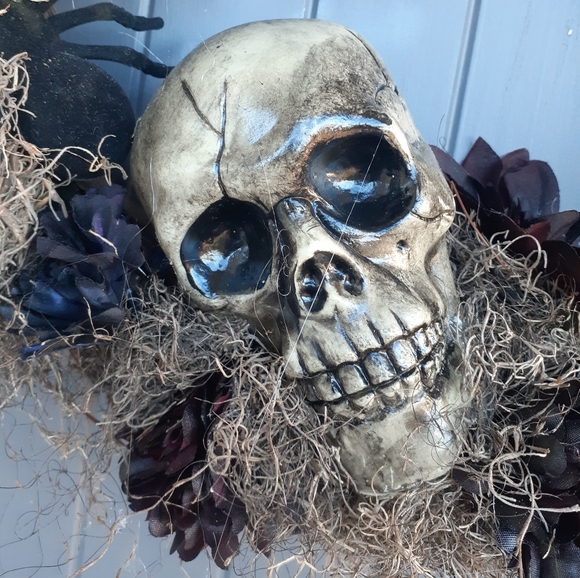 Skull and Chain Halloween Wreath - Picture 2 of 4